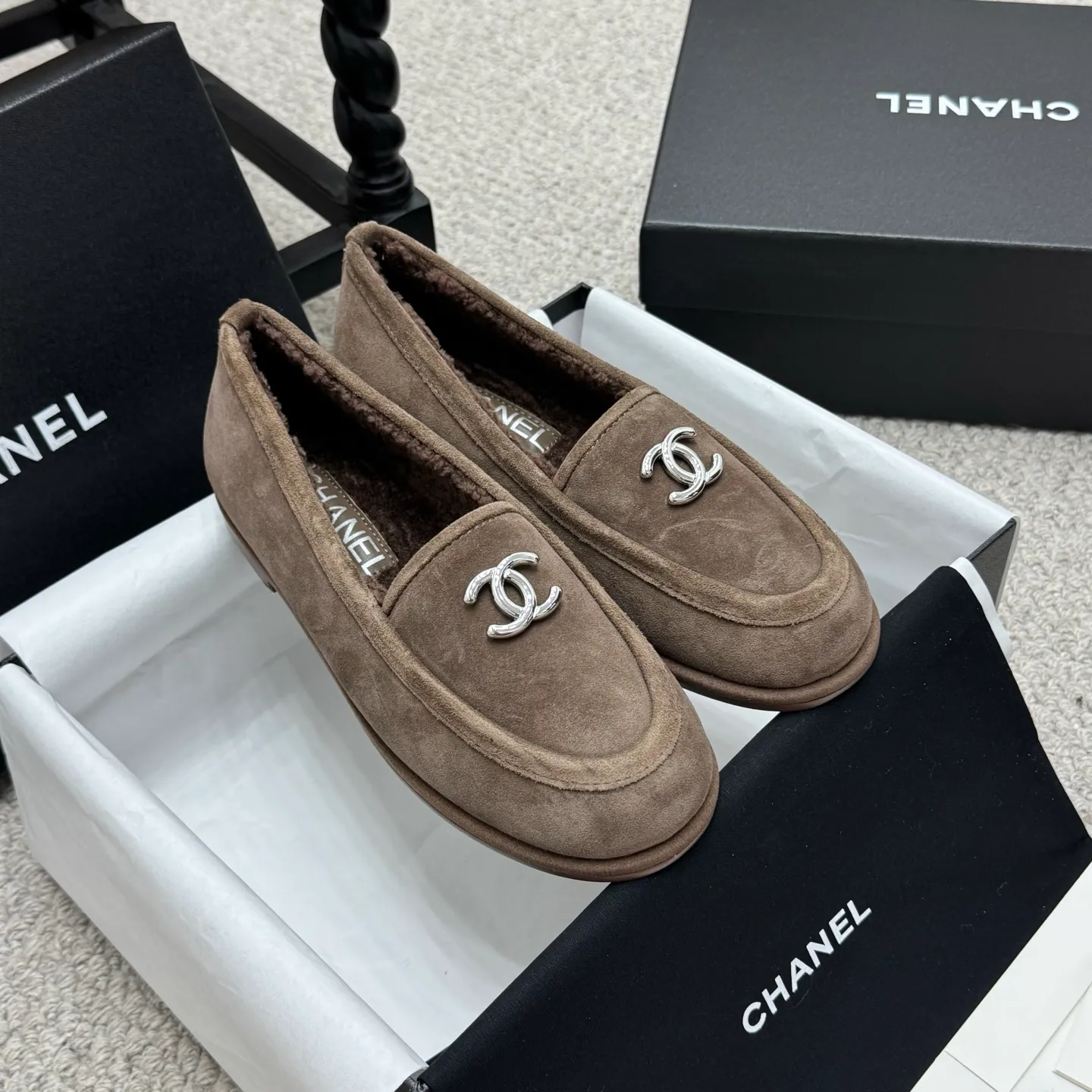 👟👟Ex-factory price 600👟👟 Classic model 🇨🇳ChaneL 25K Teddy fur loafers Simple and high-end design, super versatile! Double C logo embellishment! Imported suede has the texture of natural animal leather visible to the naked eye! The top version is stress-free when entering and exiting the cabinet. It has a bookish texture on the feet and feels great on the feet. Versatile item. ✅Upper: Customized imported suede. ✅Inner lining: imported lamb wool. ✅Outsole: imported genuine leather. ✅Size: 35-40. ✅Comes with a full set of packaging.